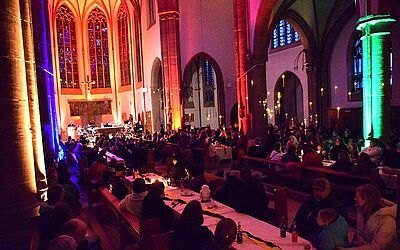 Illuminierte Kirche beim Harry Potter Gottesdienst