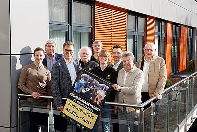 Ein Gruppenbild von mehreren Personen auf einem Balkon