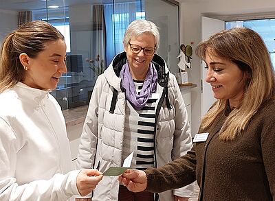 drei Frauen die sich unterhalten