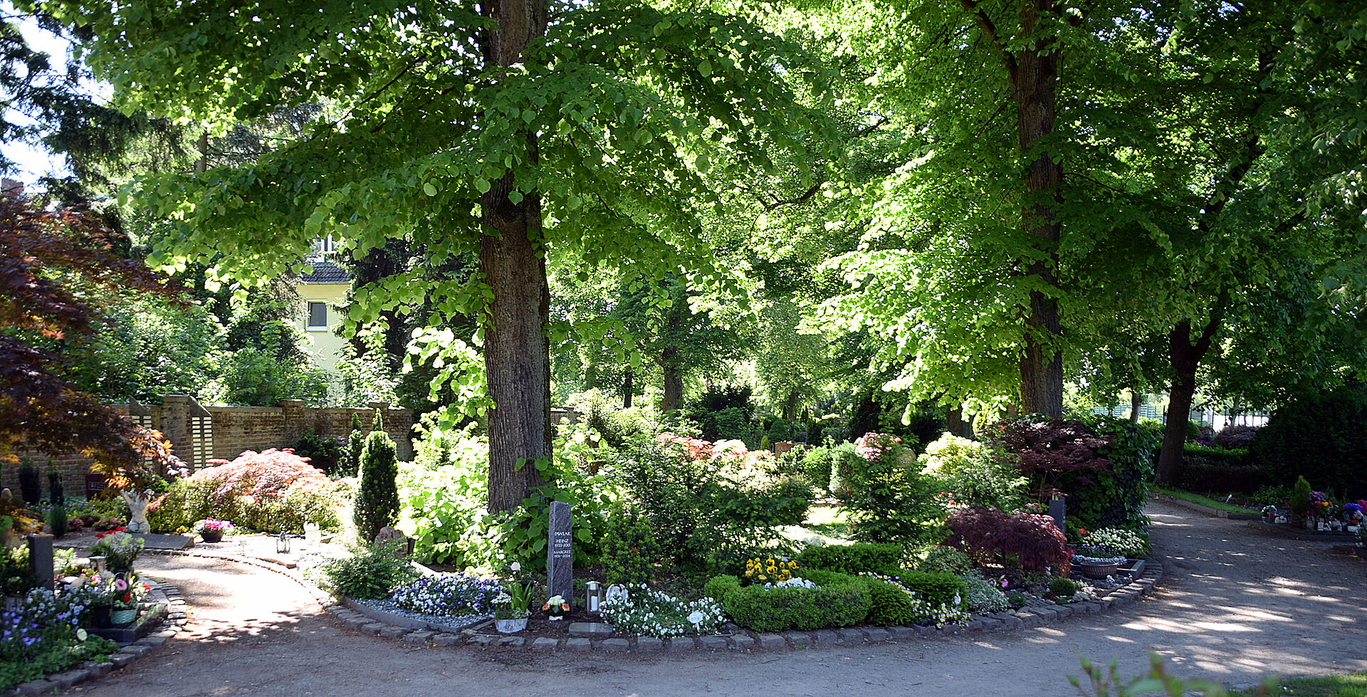 Friedhof mit Grabsteinen