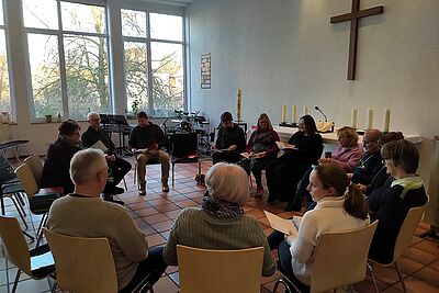 Menschen die in einem Stuhlkreis sitzen