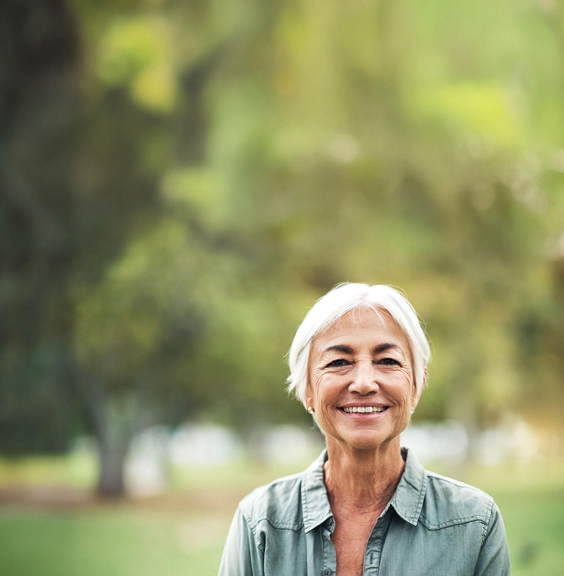 eine ältere Frau im Park