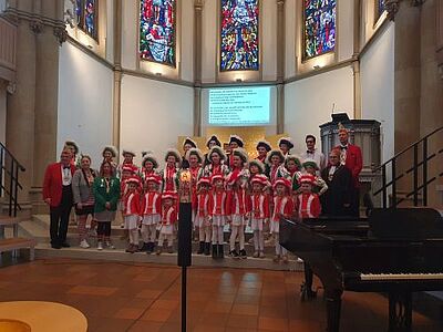 Kinder in der Kirche zu einem Gottesdienst an Karneval