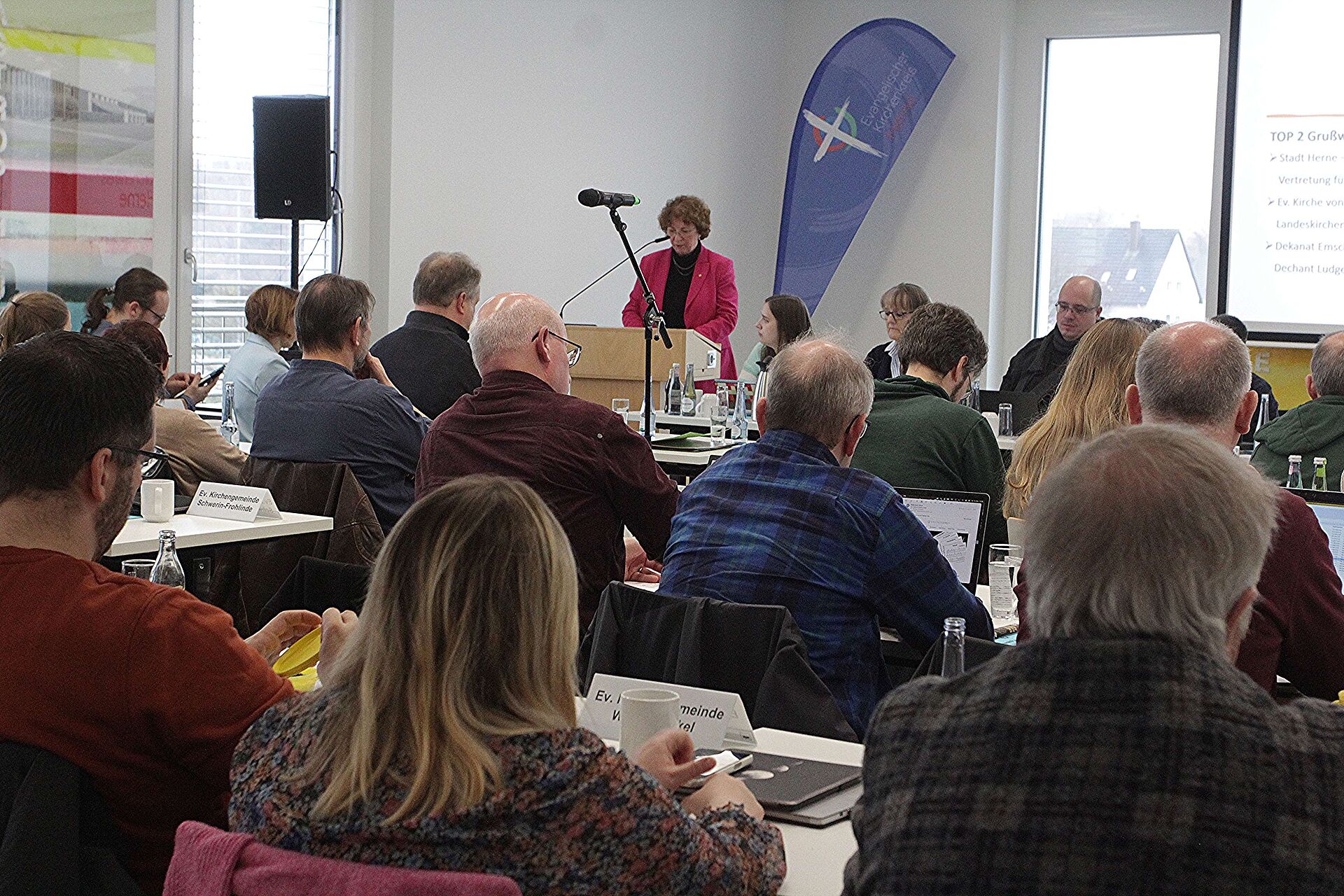 Person, die vor mehreren Menschen was präsentiert