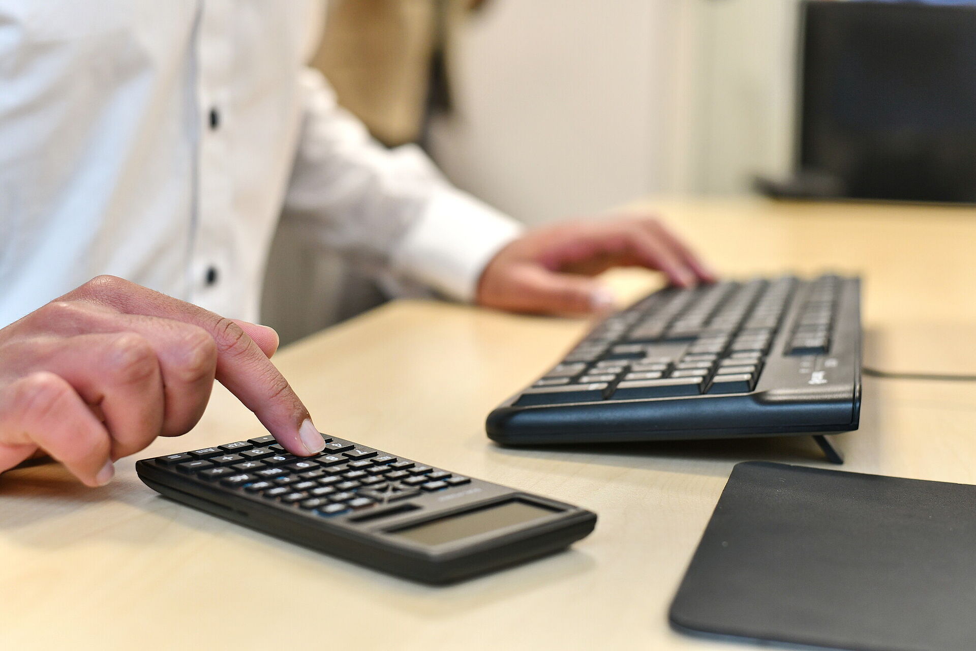 Tastatur und Taschenrechner auf einem Tisch
