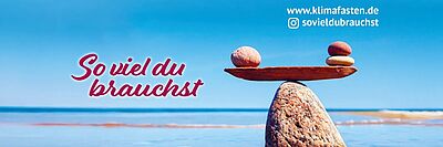 gestapelte Steine und eine Überschrift zum Klimafasten