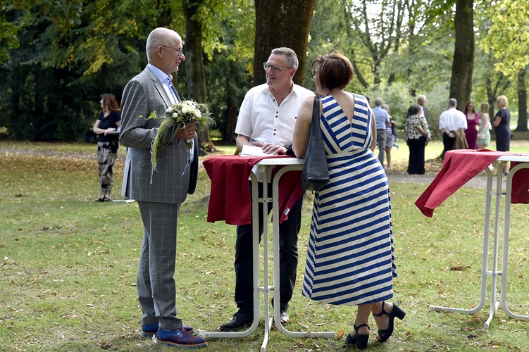3 Personen im Park die sich unterhalten