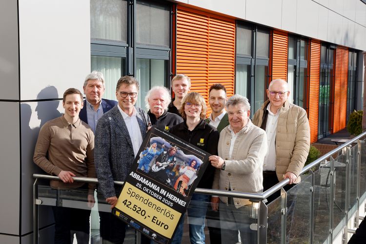 Ein Gruppenbild von mehreren Personen auf einem Balkon