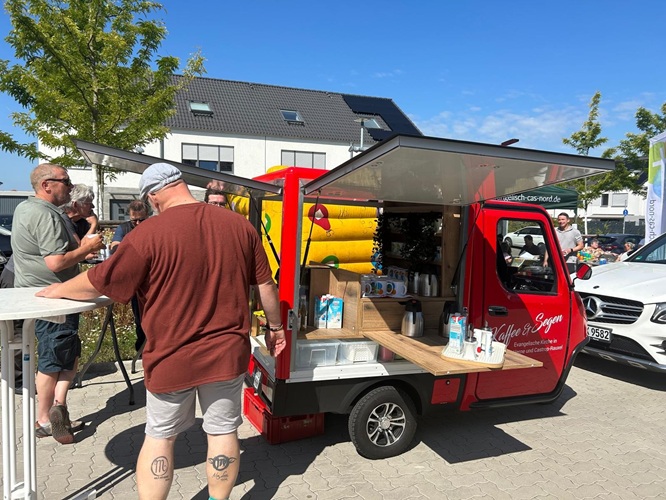 Kaffee und Segen für neu Zugezogene