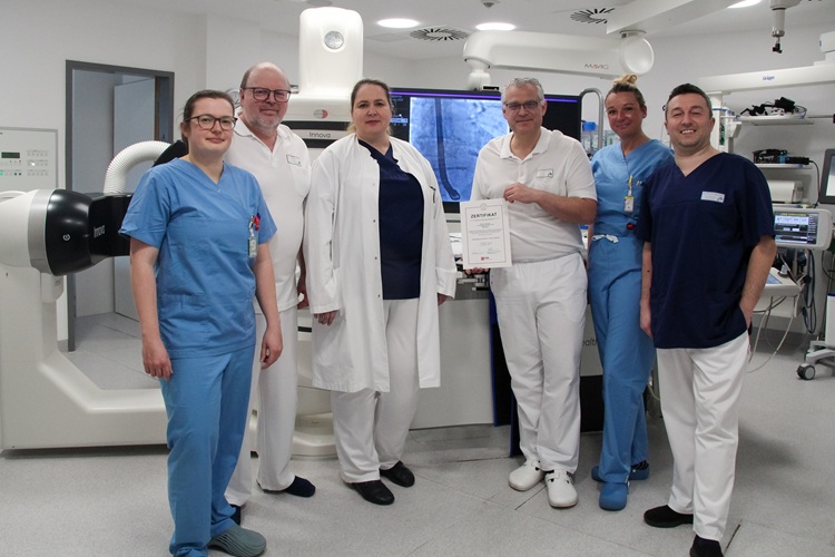 Gruppenbild von 6 Krankenhauspersonalmitarbeitern 