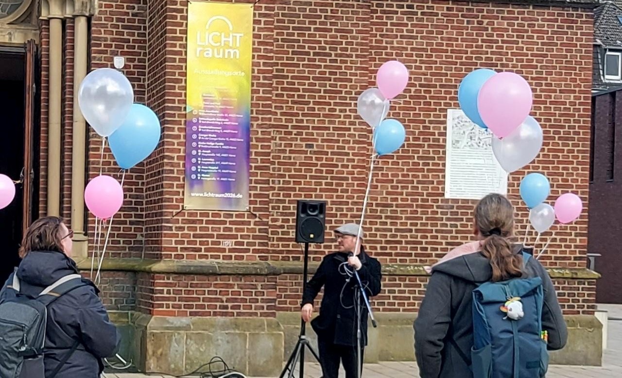 Luftballons in Trans-Farben am Herner Himmel