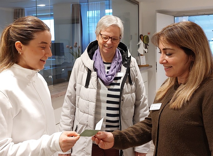 drei Frauen die sich unterhalten