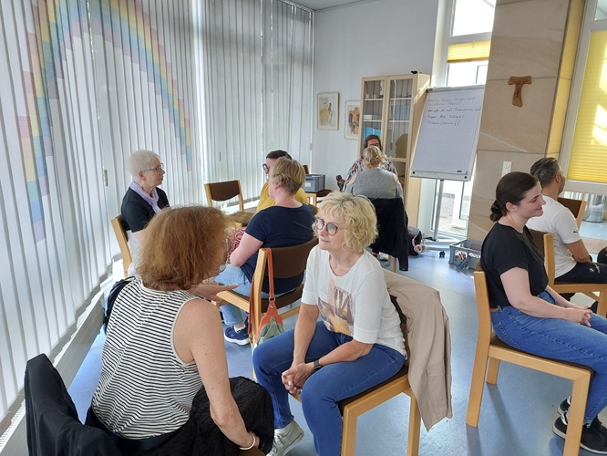 Menschen, die über das Thema Sterbebegleitung sprechen