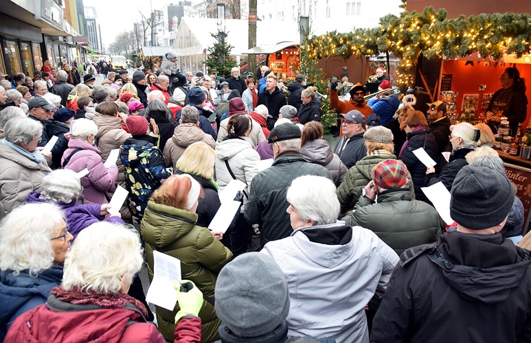Viele Menschen singen in der Herner Innenstadt Wweihnachtslieder
