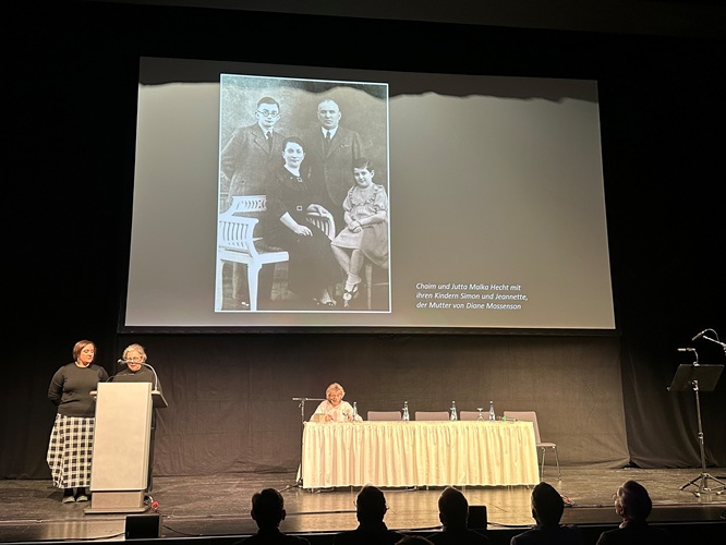 3 Personen auf einer Bühne, die etwas präsentieren