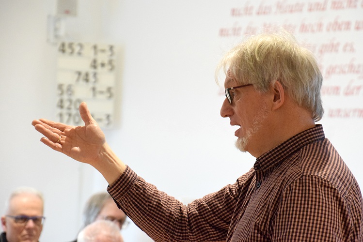 Ein älterer Herr der etwas erklärt