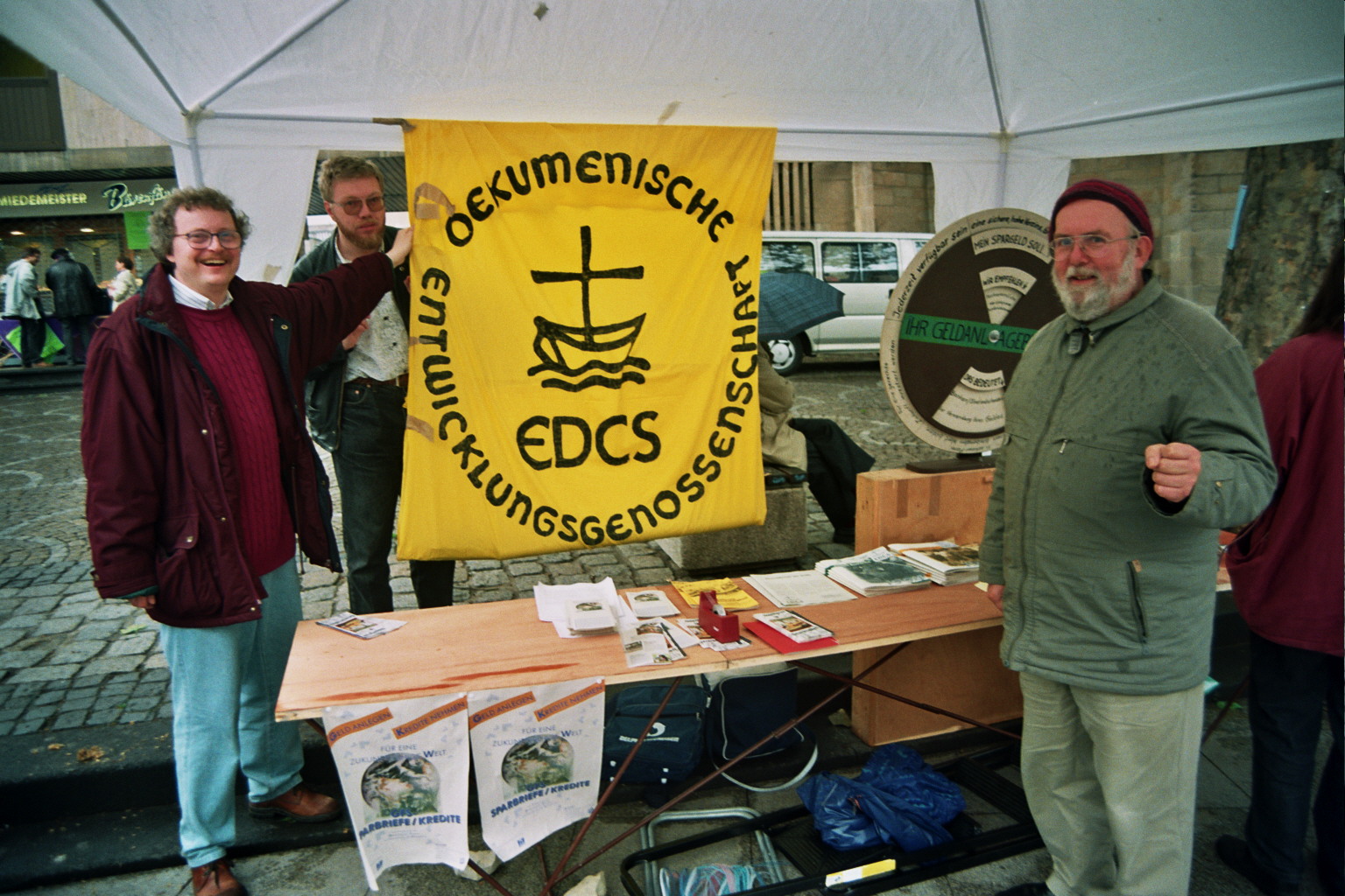 3 Personen, die sich draußen unterhalten