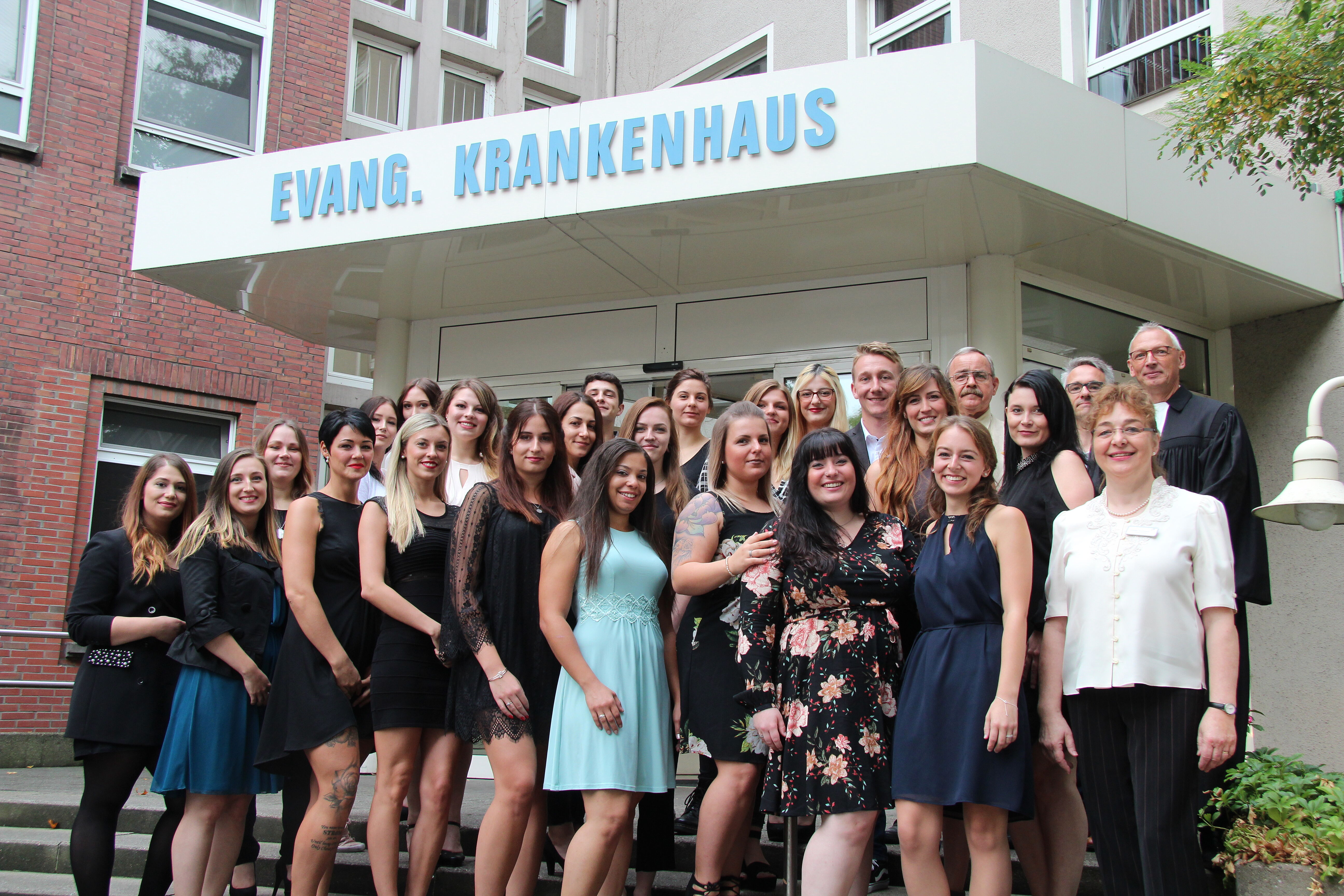 Freude über bestandenes Pflegeexamen