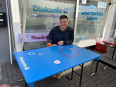 Superintendentin Claudia Reifenberger auf der Plauderbank