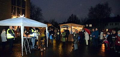 Weihnachtsmarktatmosphäre vor der Dreifaltigkeitskirche