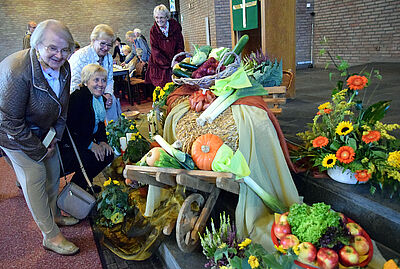 Erntedank-Altar in herbstlichen Farbe