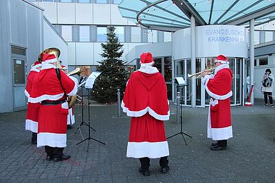 Weihnachtsmänner bringen Fröhlichkeit 