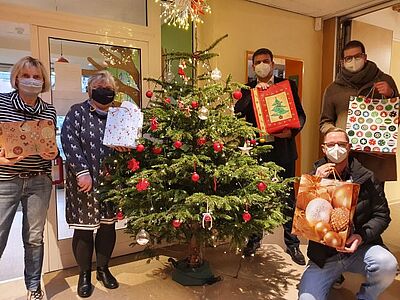 Kinder beschenken Senioren