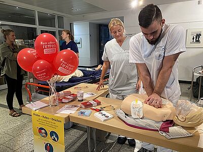 Herzdruckmassage mit Pippi Langstrumpf auf den Lippen