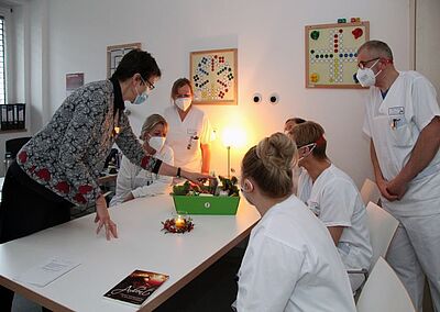 Lebendiger Adventskalender bringt Freude in den Klinikalltag