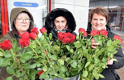 Faire Blumen für Passantinnen