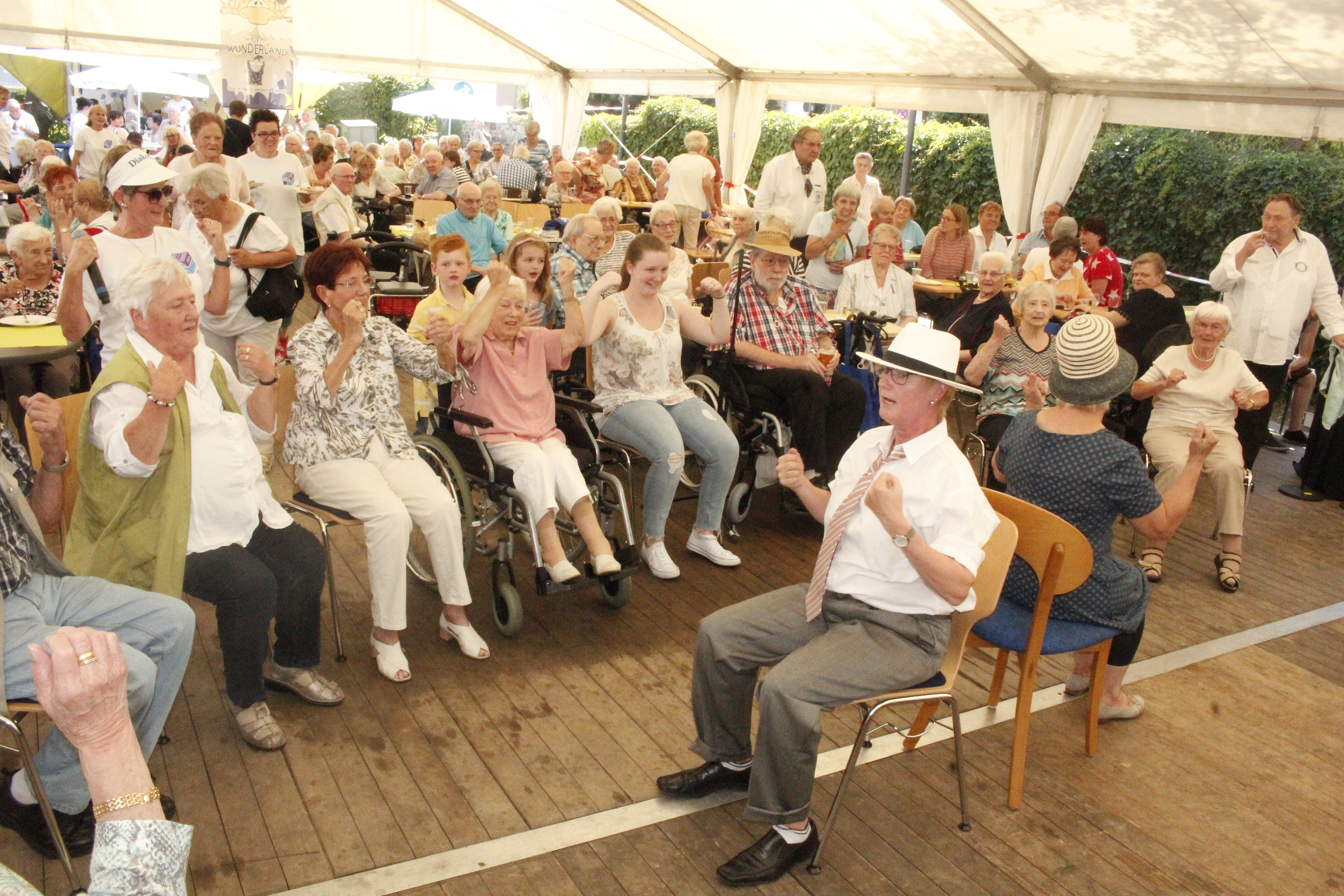 Musik und Sketche beim Quartierfest auf Crange