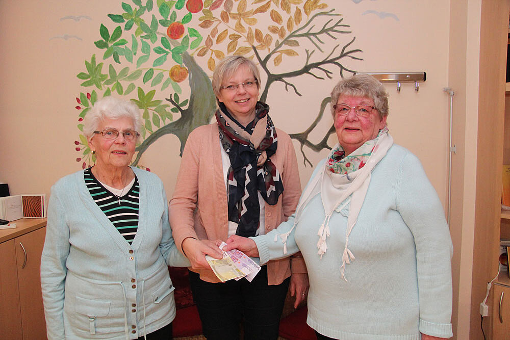 Frauenhilfe der Emmaus-Gemeinde spendet 1.200 Euro