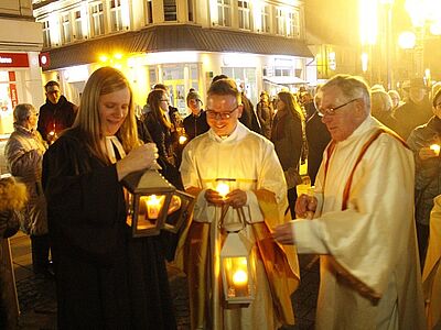 Abendausklang mit Lichtübergabe im Freien