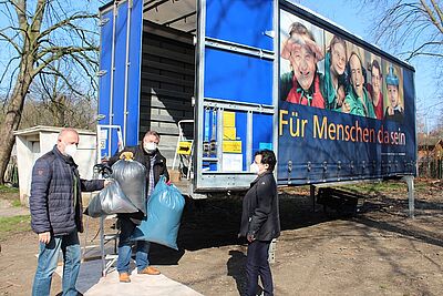 Bunter Container lud zur Kleidersammlung ein