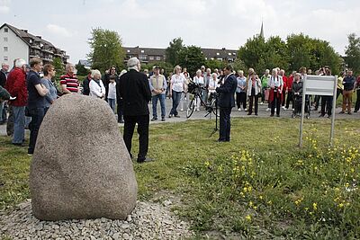 Corona-Linde und Gedenkstein 