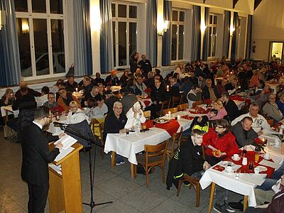 Gemeinschaft bei Gulaschsuppe