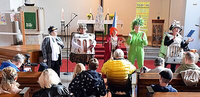 Kunstausstellung, Livemusik und Kindertheater