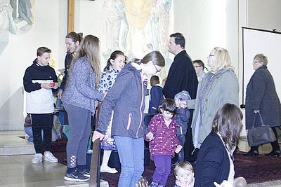 Zehn Eimer zeigten Bedeutung des Wassers auf 