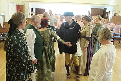 „Mitbringfest“ mit Kostümtanz