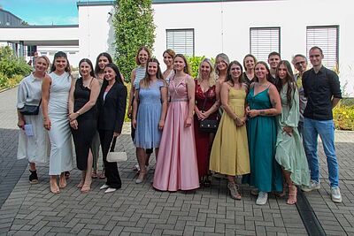 15 Auszubildende freuen sich über ihr Pflegeexamen