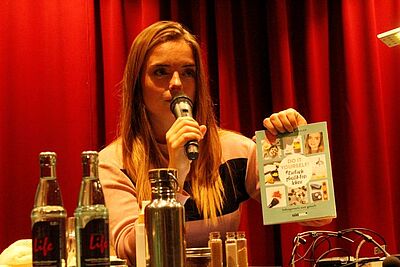 Charlotte Schüler macht Trockenshampoo aus Heilerde
