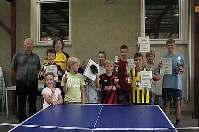 Kevin, Leonidas und Luca beim Tischtennis vorn