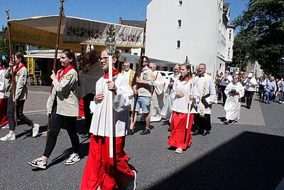Prozession startete an Evangelischer Kirche