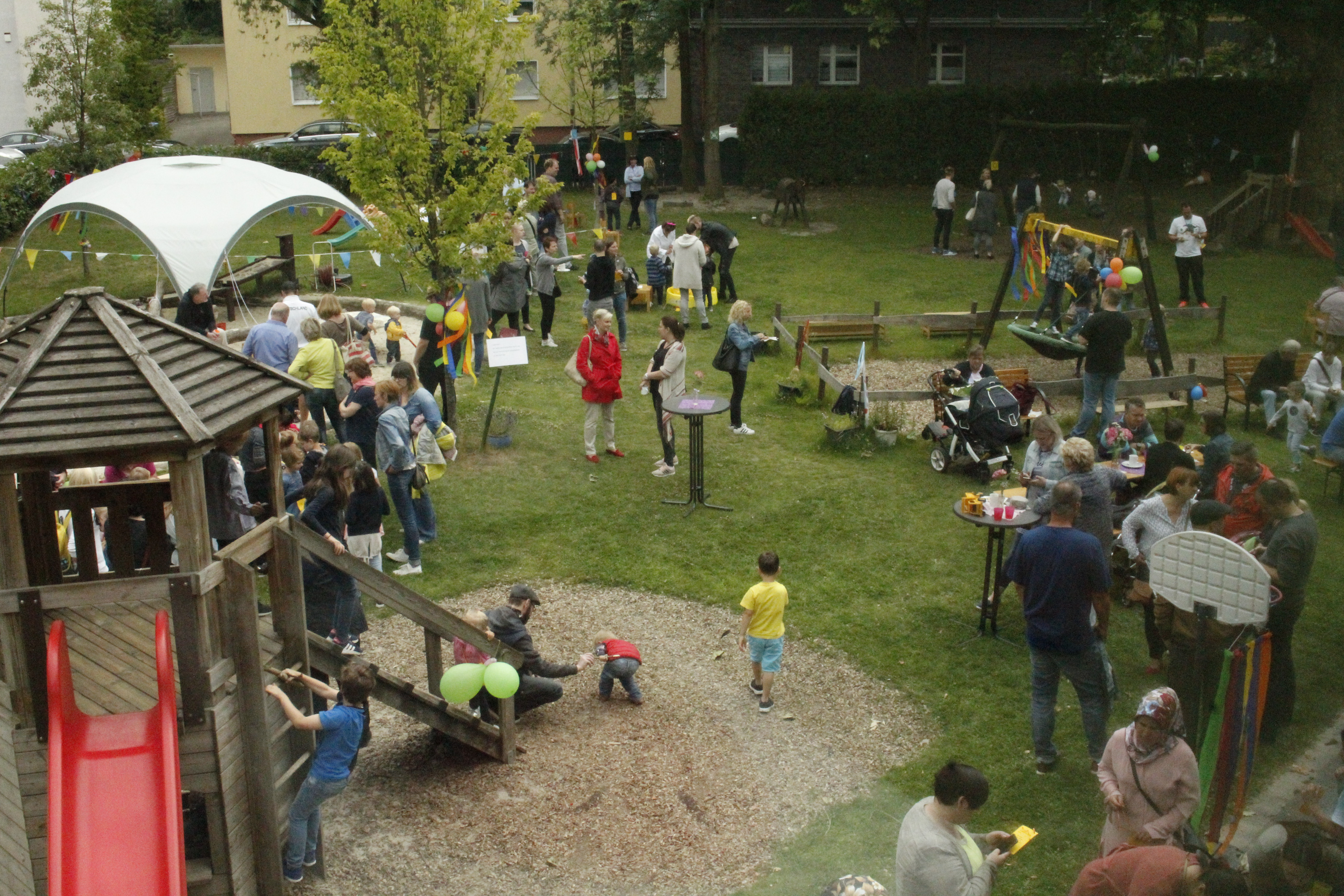 Hügel und Sonnenschutz für Freigelände