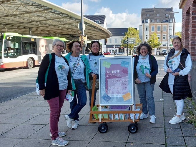 Mit dem Info-Bollerwagen am Welthospiztag unterwegs