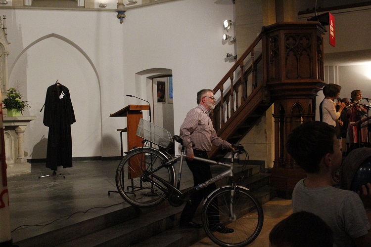 Den Talar an den Nagel gehängt und davongeradelt