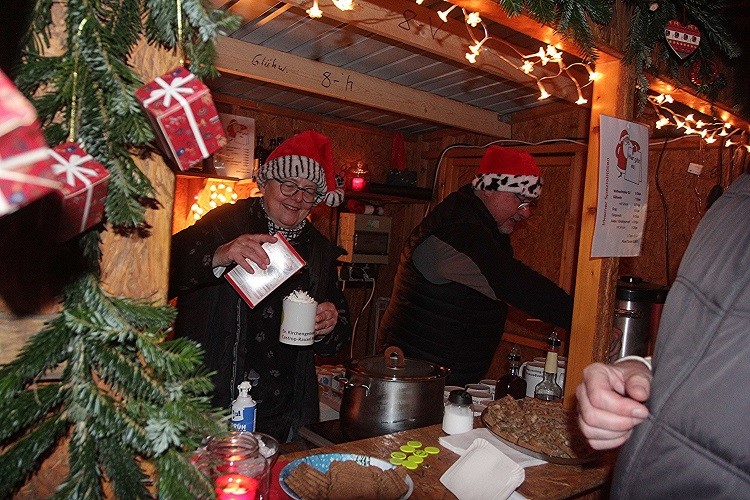 Weihnachtszauber vor der Christuskirche