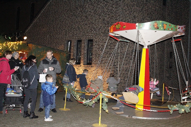 Jubiläums-Adventsdorf lockt 1000