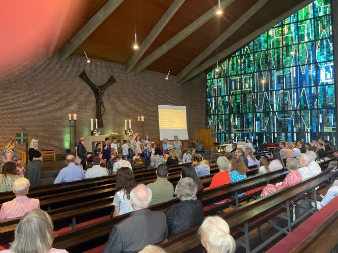 Zu Beginn ein bekanntes Eingangsritual