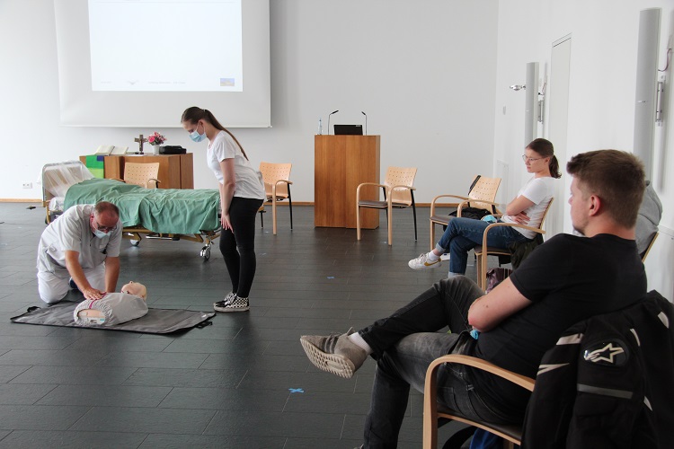 Bufdis lernen Klinikalltag im EvK Castrop-Rauxel kennen
